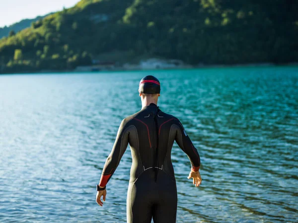 Ein Triathlonschwimmer Bereitet Sich Auf Ein Flusstraining Vor Sich Auf — Stockfoto
