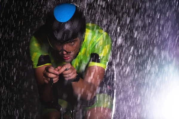 Triatleta Enfrentando Chuva Enquanto Percorre Noite Preparando Para Próxima Maratona — Fotografia de Stock