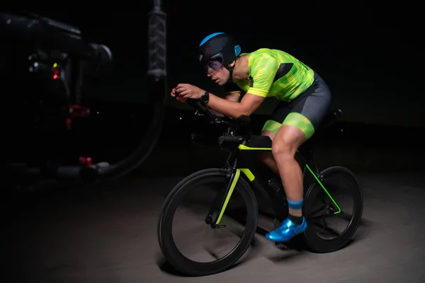 Βιντεογράφος Καταγράφει Τριαθλητής Κάνει Ποδήλατο Προετοιμάζεται Για Επερχόμενο Μαραθώνιο Αθλητές — Φωτογραφία Αρχείου