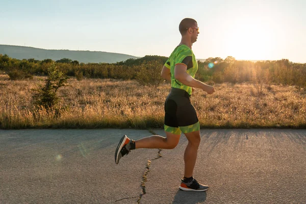 Triatlonista Profesjonalnym Stroju Biegnie Wcześnie Rano Przygotowując Się Maratonu Poświęcając — Zdjęcie stockowe