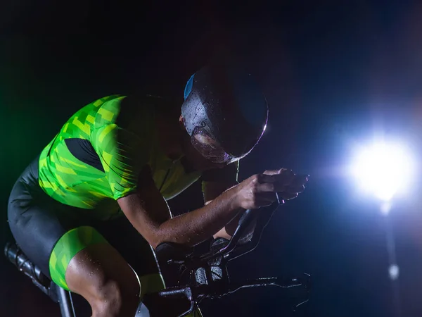 Триатлонист Едет Велосипеде Темноте Ночи Заставляя Себя Готовиться Марафону Контраст — стоковое фото