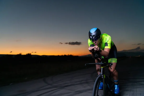 Ein Triathlet Fährt Der Dunkelheit Der Nacht Mit Dem Fahrrad — Stockfoto
