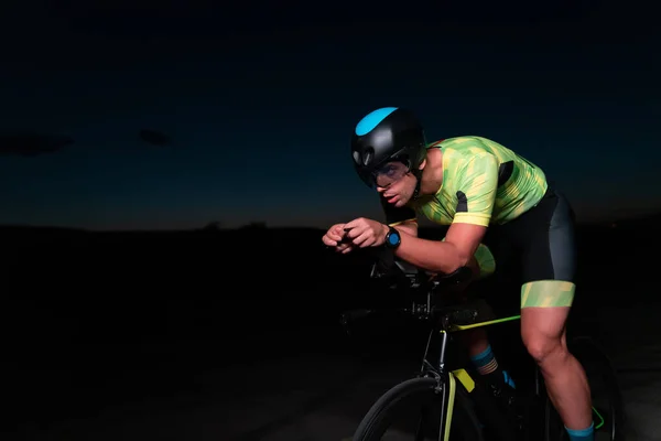 Triatlonista Jezdí Kole Tmě Noci Snaží Připravit Maraton Kontrast Mezi — Stock fotografie