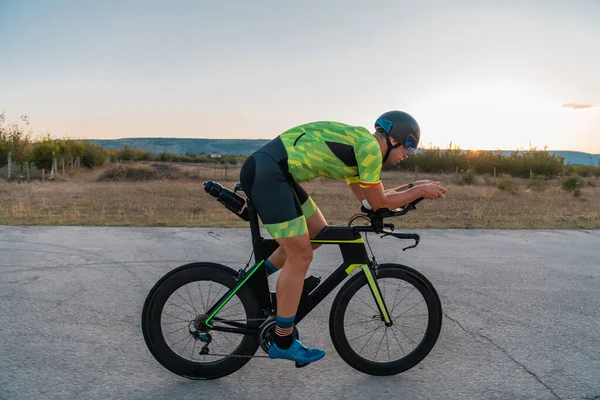 Triatlet Syklet Solnedgang Forberedte Seg Maraton Himmelens Varme Farger Danner – stockfoto