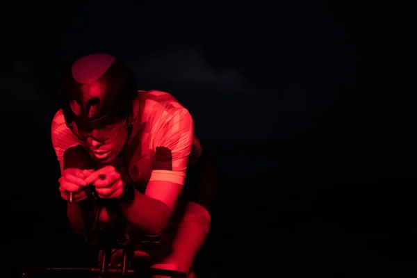 Gecenin Karanlığında Bisiklete Binen Bir Triatlet Maratona Hazırlanmak Için Kendini — Stok fotoğraf