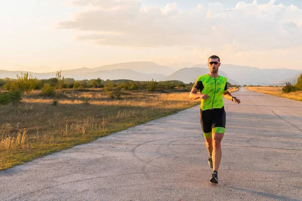 Sabahın Erken Saatlerinde Profesyonel Kıyafetlerle Koşan Triatloncu Maratona Hazırlanıyor Spora — Stok fotoğraf