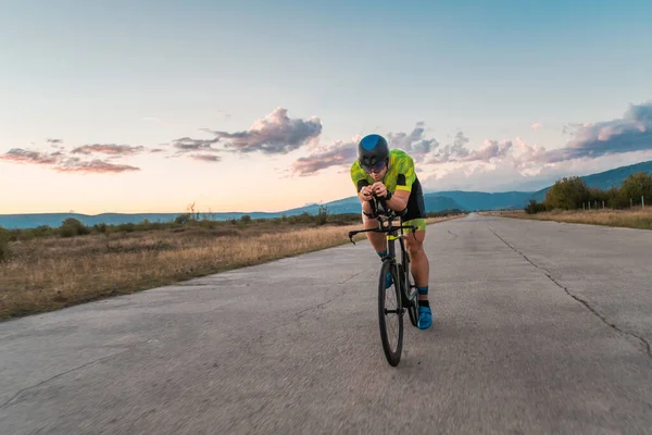 Gün Batımında Bisiklet Süren Bir Triatloncu Maratona Hazırlanıyor Gökyüzünün Sıcak — Stok fotoğraf