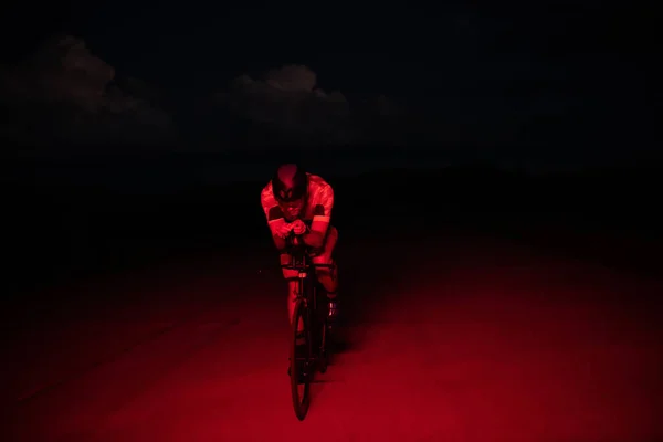Een Triatleet Fietst Het Holst Van Nacht Zich Voor Bereiden — Stockfoto