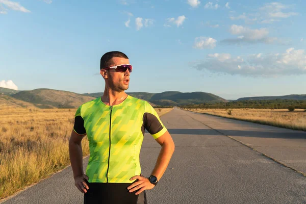 Triatleet Rusten Vermoeiende Training Voor Komende Marathon Hoge Kwaliteit Foto — Stockfoto