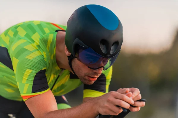 Nahaufnahme Eines Triathleten Der Bei Sonnenuntergang Mit Dem Fahrrad Unterwegs — Stockfoto