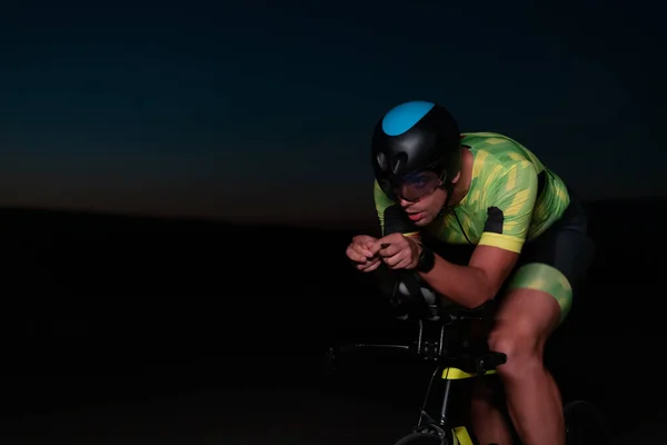 Ein Triathlet Fährt Der Dunkelheit Der Nacht Mit Dem Fahrrad — Stockfoto