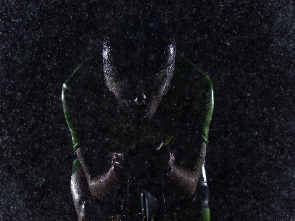 Triatleta Desafiando Lluvia Mientras Recorre Noche Preparándose Para Próximo Maratón — Foto de Stock