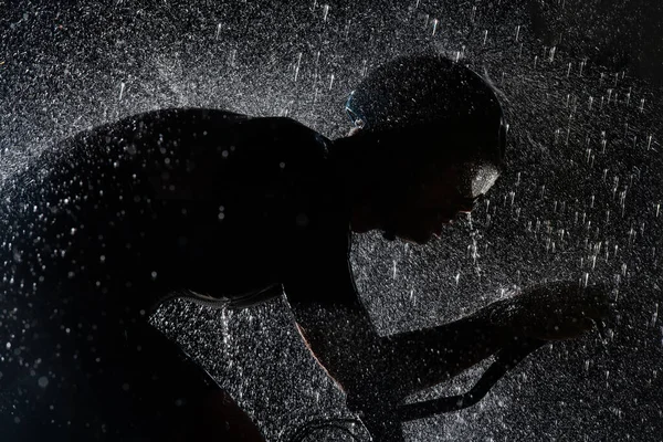 Ein Triathlet Der Dem Regen Trotzt Während Durch Die Nacht — Stockfoto