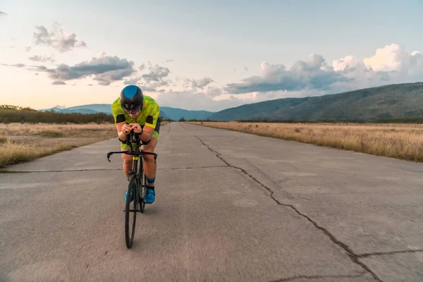 日落时分 他骑自行车 准备参加马拉松比赛 温暖的天空为他坚定而专注的努力提供了美丽的背景 — 图库照片