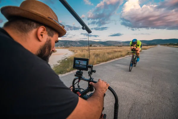Videógrafo Que Graba Triatleta Montando Bicicleta Preparándose Para Una Próxima —  Fotos de Stock