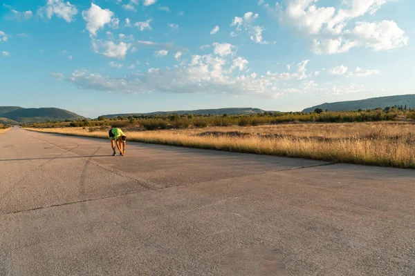 Νωρίς Πρωί Τριαθλητής Ετοιμάζεται Τρέξει Δένοντας Κορδόνια Του Συγκεντρωμένη Αποφασιστικότητα — Φωτογραφία Αρχείου