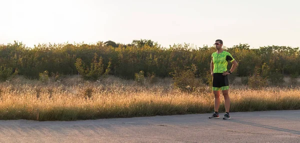 Ein Triathlet Der Sich Nach Einem Anstrengenden Morgendlichen Lauf Ausruht — Stockfoto