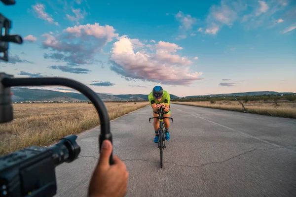 Een Videograaf Die Een Triatleet Opneemt Zijn Fiets Zich Voorbereidt — Stockfoto