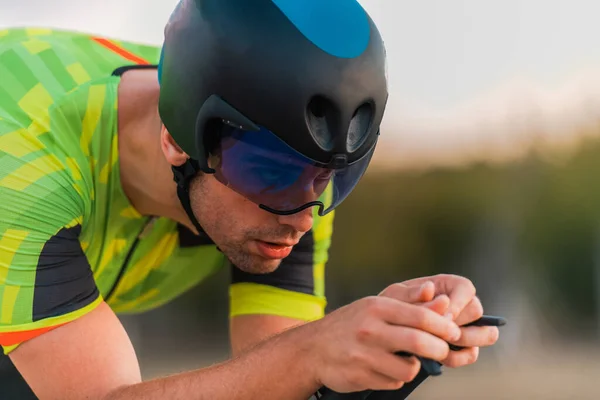 Közelkép Egy Triatlonosról Aki Napnyugtakor Biciklizik Maratonra Készülve Meleg Színei — Stock Fotó