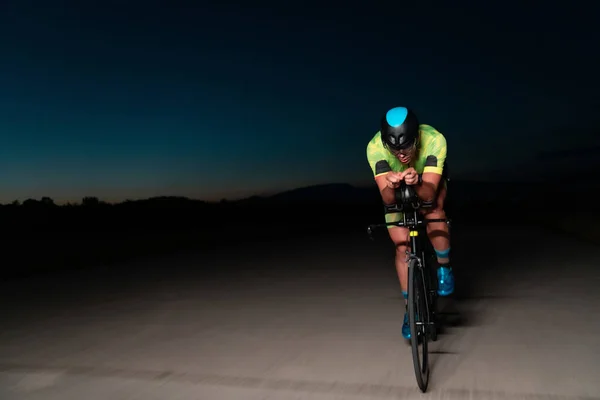 Triathlète Fait Vélo Dans Obscurité Nuit Poussant Préparer Pour Marathon — Photo