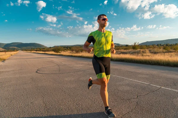Triatlet Profesionální Výbavě Běží Brzy Ráno Připravuje Maraton Věnování Sportu — Stock fotografie
