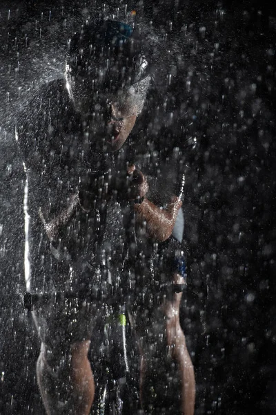 Triatleta Che Sfidava Pioggia Mentre Scorreva Notte Preparandosi Prossima Maratona — Foto Stock