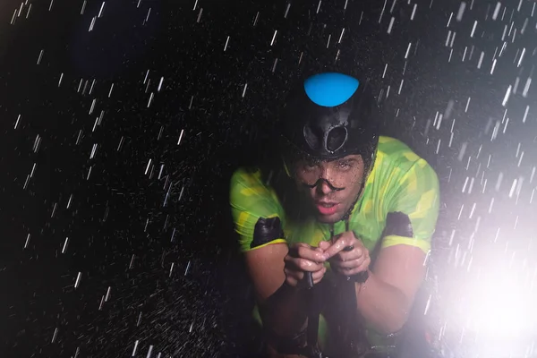 Egy Triatlonos Aki Szembeszáll Esővel Miközben Végigbiciklizi Éjszakát Felkészülve Közelgő — Stock Fotó