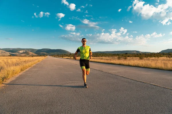 Triatleet Professionele Uitrusting Loopt Vroeg Ochtend Voorbereiding Van Een Marathon — Stockfoto