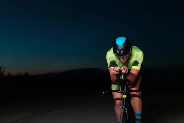 Triatleta Monta Bicicleta Oscuridad Noche Empujándose Para Prepararse Para Maratón — Foto de Stock
