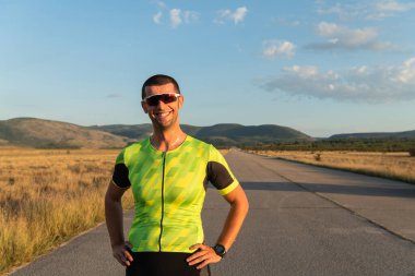 Triatloncu, yaklaşan maraton için yorucu bir antrenmandan sonra dinleniyor. Yüksek kalite fotoğraf