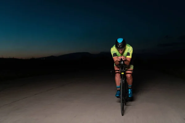 Triatlonista Jezdí Kole Tmě Noci Snaží Připravit Maraton Kontrast Mezi — Stock fotografie