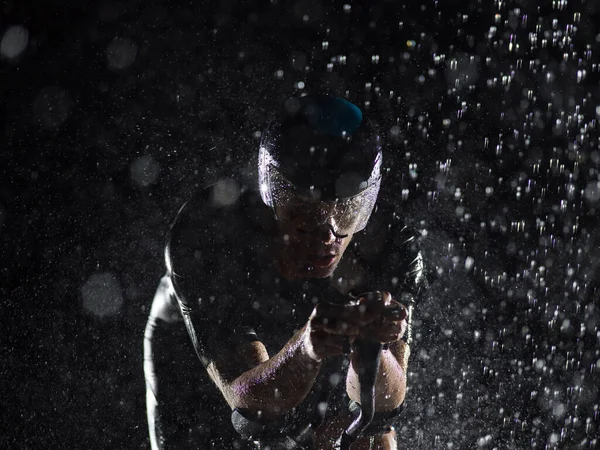 Триатлоніст Сміється Дощу Проходячи Повз Ніч Готуючись Майбутнього Марафону Розмиті — стокове фото