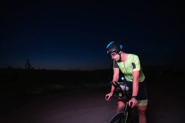 Een Triatleet Rustend Weg Een Zware Fietstocht Donkere Nacht Leunend — Stockfoto