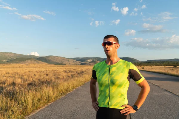 Triatleet Rusten Vermoeiende Training Voor Komende Marathon Hoge Kwaliteit Foto — Stockfoto