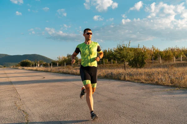 Triatlet Profesionální Výbavě Běží Brzy Ráno Připravuje Maraton Věnování Sportu — Stock fotografie