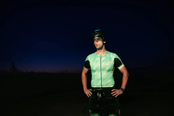 Triatleta Descansando Carretera Después Duro Paseo Bicicleta Noche Oscura Apoyado — Foto de Stock