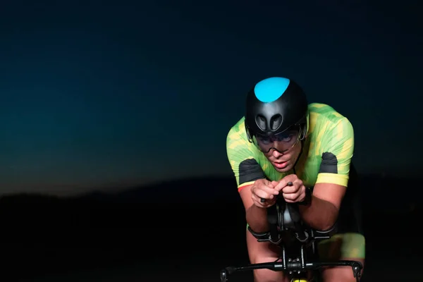 Ένας Τριαθλητής Οδηγεί Ποδήλατό Του Στο Σκοτάδι Της Νύχτας Πιέζοντας — Φωτογραφία Αρχείου