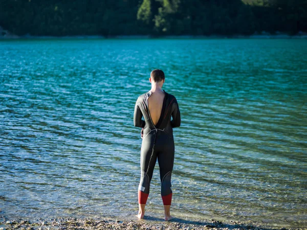 一名三项全能游泳运动员 准备进行河流训练 准备参加马拉松比赛 高质量的照片 — 图库照片
