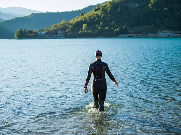 Bir Triatlon Yüzücüsü Maratona Hazırlanmak Için Nehir Eğitimine Hazırlanıyor Yüksek — Stok fotoğraf