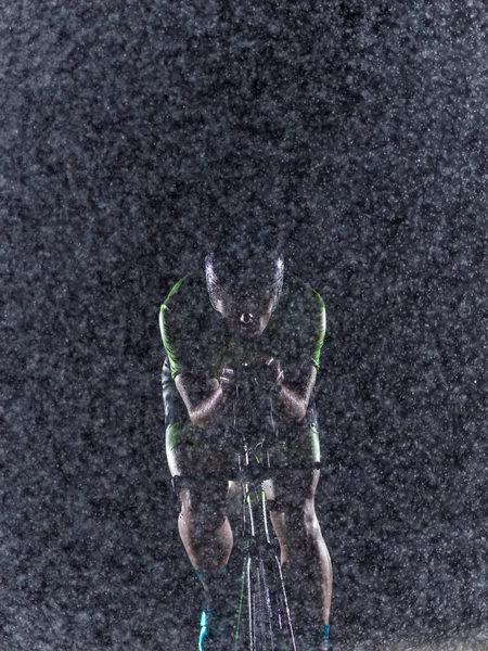Triatlonista Walczący Deszczem Podczas Jazdy Nocą Przygotowujący Się Nadchodzącego Maratonu — Zdjęcie stockowe