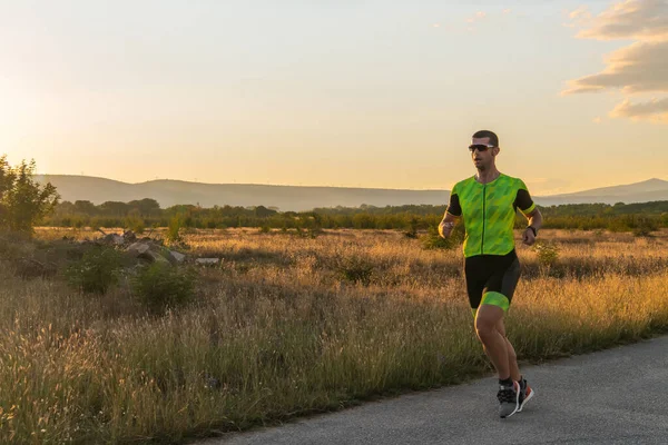 Triatlonista Profesjonalnym Stroju Biegnie Wcześnie Rano Przygotowując Się Maratonu Poświęcając — Zdjęcie stockowe