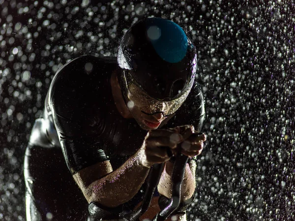 Ένας Τριαθλητής Που Παλεύει Βροχή Καθώς Περνάει Νύχτα Προετοιμάζοντας Τον — Φωτογραφία Αρχείου