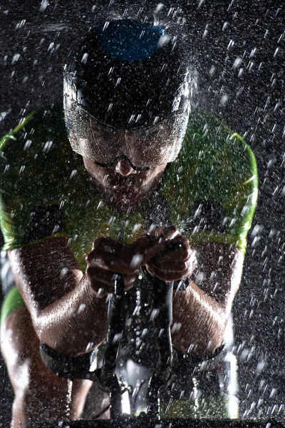 Triatlet Trodser Regnen Mens Han Cykler Gennem Natten Forbereder Sig - Stock-foto