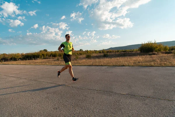 Triatleta Equipo Profesional Corriendo Temprano Mañana Preparándose Para Una Maratón —  Fotos de Stock