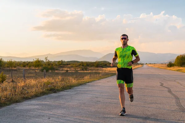 Sabahın Erken Saatlerinde Profesyonel Kıyafetlerle Koşan Triatloncu Maratona Hazırlanıyor Spora — Stok fotoğraf