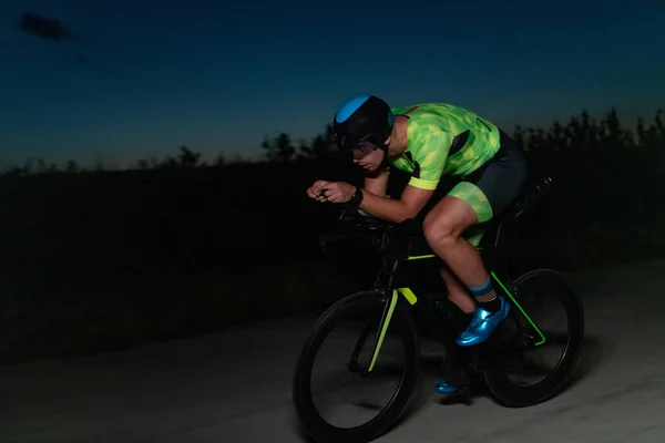 Een Triatleet Fietst Het Holst Van Nacht Zich Voor Bereiden — Stockfoto