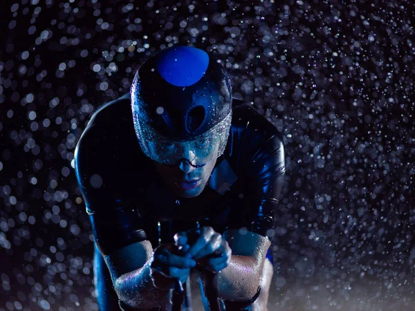 Gece Boyunca Bisiklet Sürerken Yağmura Göğüs Geren Bir Triatlet Yaklaşan — Stok fotoğraf