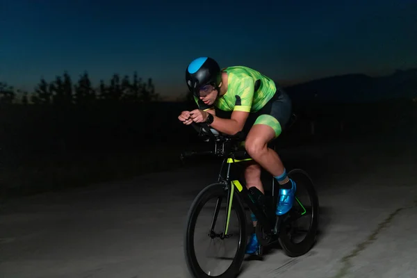 Triatlonista Jeździ Rowerze Ciemnościach Nocy Zmuszając Się Przygotowania Maratonu Kontrast — Zdjęcie stockowe