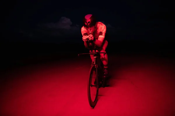 Triatlet Sykler Rundt Mørket Presser Seg Selv Til Forberede Seg – stockfoto