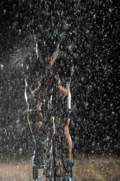 Ένας Τριαθλητής Που Παλεύει Βροχή Καθώς Περνάει Νύχτα Προετοιμάζοντας Τον — Φωτογραφία Αρχείου